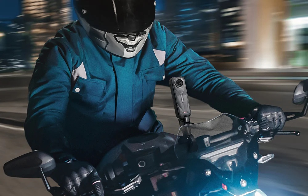 Kamera sportowa Insta360 X5 8K czarna przymocowana do motocyklu